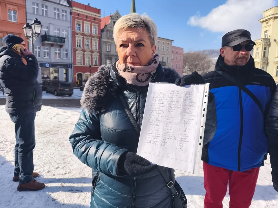 Nowa Ruda. Protest mieszkańców ulic objętych SPP. Domagają się abonamentu parkingowego [galeria] - Zdjęcie główne