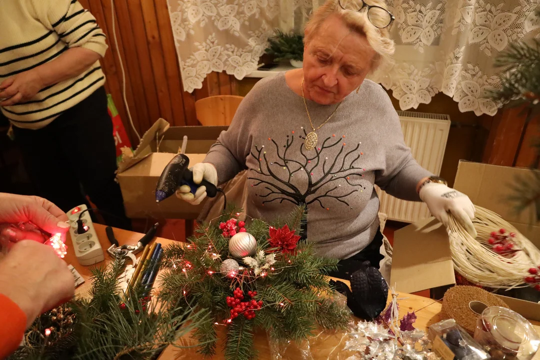 Gmina Szczytna. Warsztaty "Ozdoby Bożonarodzeniowe" w Wolanach [galeria]