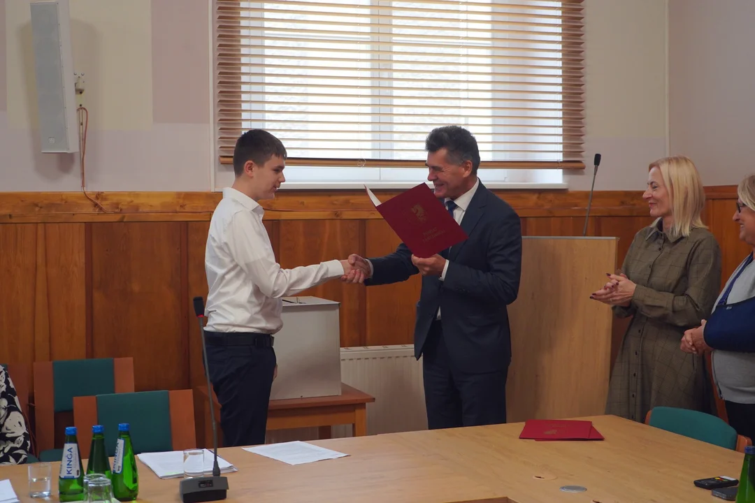 Sesja Rady Powiatu Ząbkowickiego: nagrody dla uczniów i ważne decyzje finansowe [galeria]