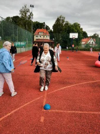 Seniorzy kontra dzieci – międzypokoleniowe zawody sportowe w Polanicy-Zdroju [galeria]