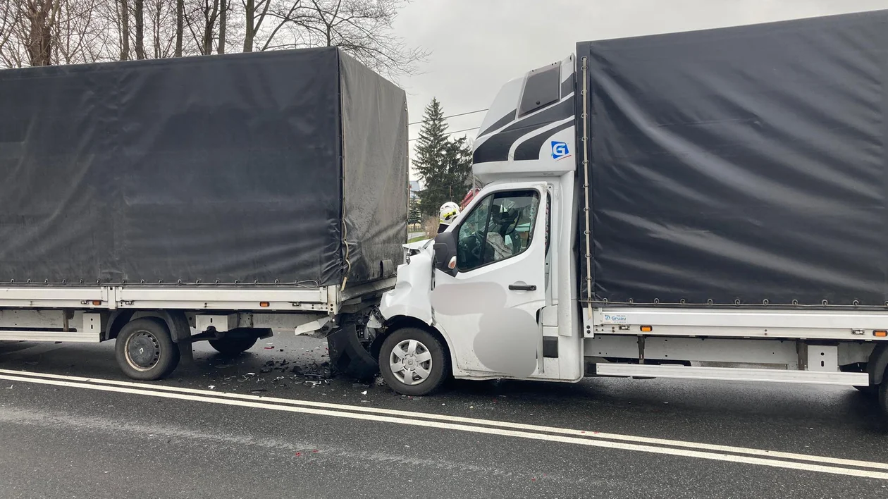 Szalejów Górny. Kolizja trzech aut na krajowej ósemce