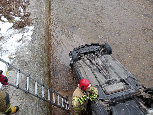 Nowa Ruda. Kierowca audi wpadł do rzeki. Był pijany