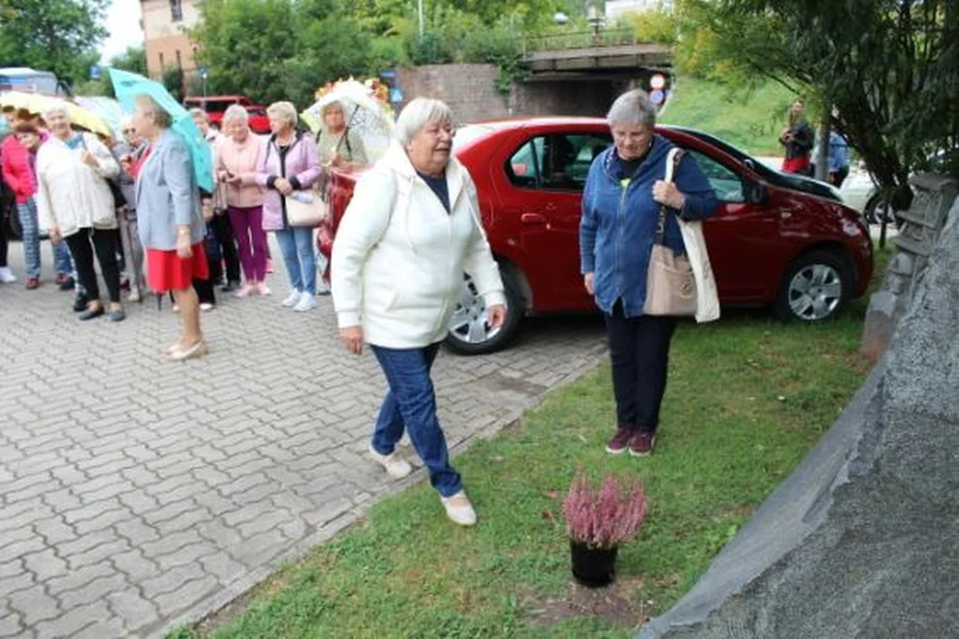 Występy artystyczne przed ratuszem. Drugi dzień noworudzkich Dni Seniora [galeria]