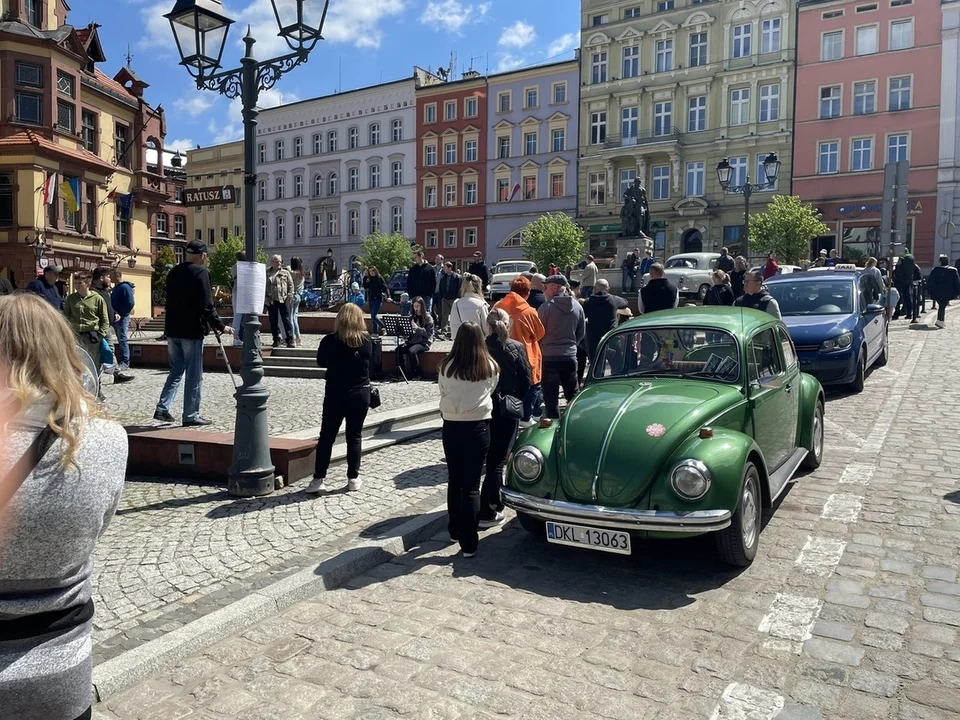 Nowa Ruda. Rynek pełen klasyki -  ósmy zlot zabytkowych pojazdów przyciągnął tłumy