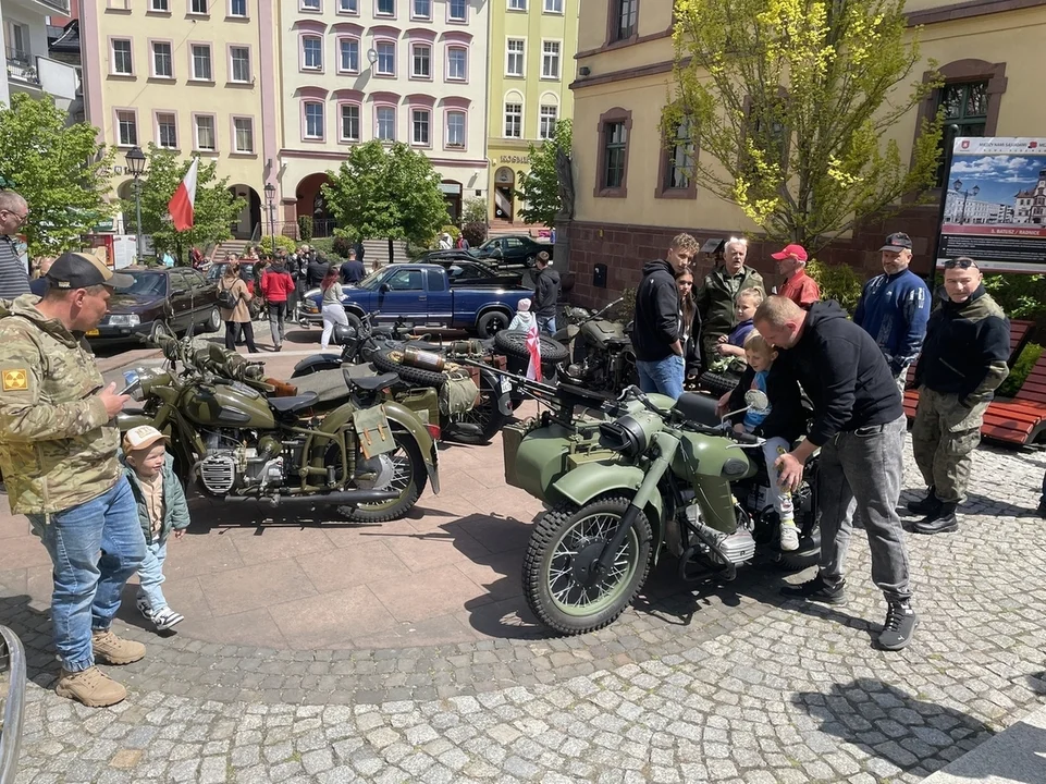 Nowa Ruda. Rynek pełen klasyki -  ósmy zlot zabytkowych pojazdów przyciągnął tłumy