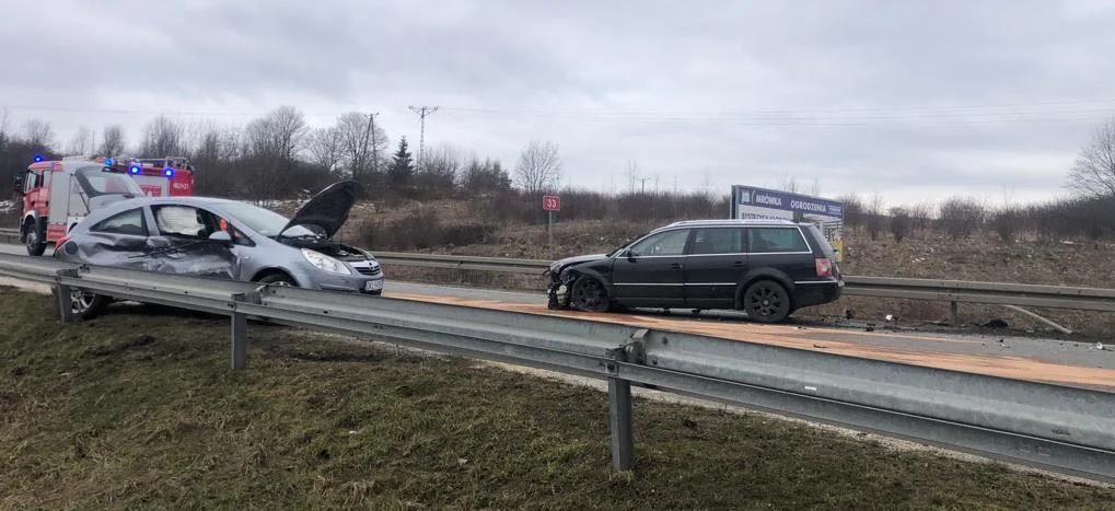 Bystrzyca Kłodzka. Groźne zderzenie na DK-33. Jedna osoba w szpitali