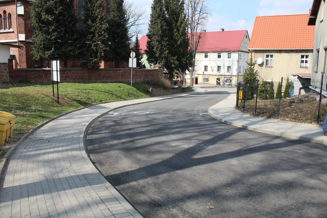 Nowa Ruda. Zakończył się remont ćwierć kilometrowego odcinka ul. Akacjowej