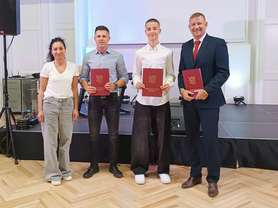 Wręczono stypendia „Leonardo” dla uzdolnionych uczniów kłodzkich szkół [galeria]