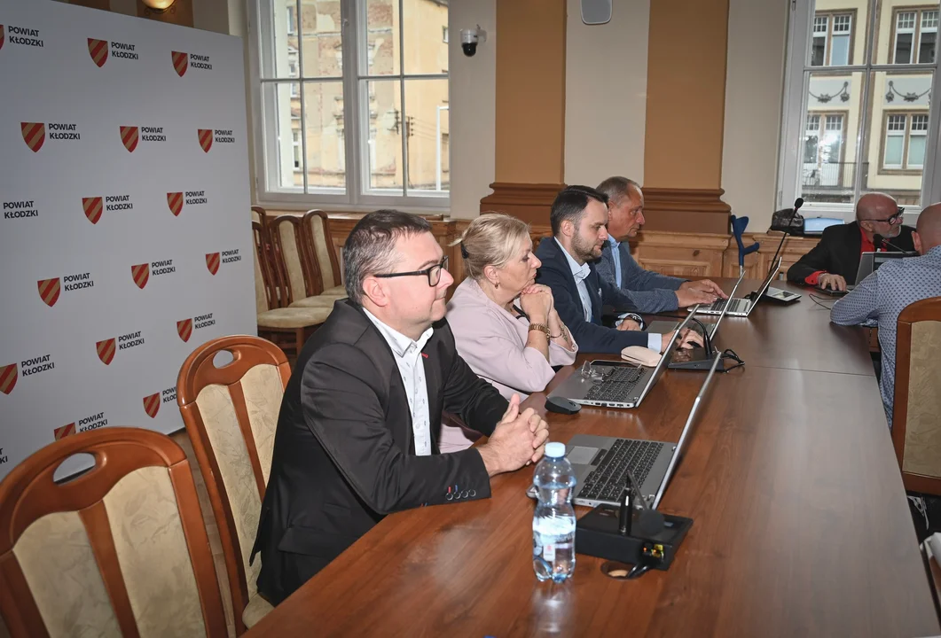 Powiat kłodzki. 19,8 mln zł na usuwanie skutków powodzi oraz odbudowę drogi powiatowej Stara Morawa – Kletno [zdjęcia]