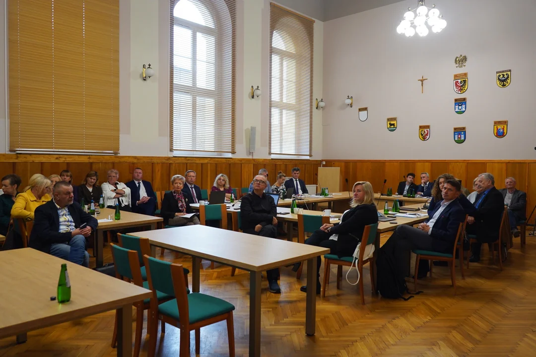Sesja Rady Powiatu Ząbkowickiego: nagrody dla uczniów i ważne decyzje finansowe [galeria]