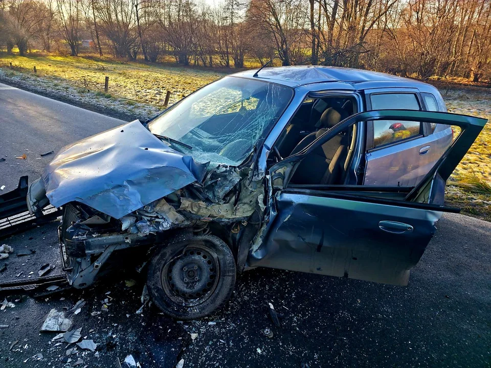 Gmina Ziębice. Zderzenie autobusu z samochodem osobowym w Osinie Małej – utrudnienia w ruchu