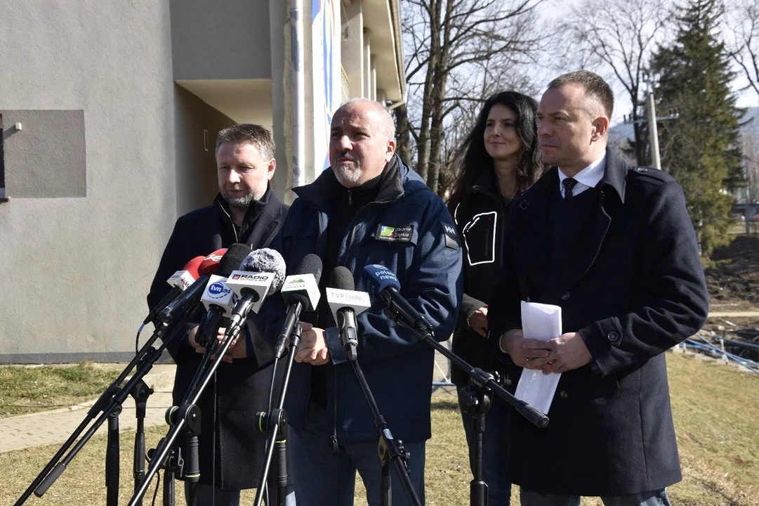 Stronie Śląskie. Niemal 35 mln zł na odbudowę krytej pływalni i stadionu [galeria]