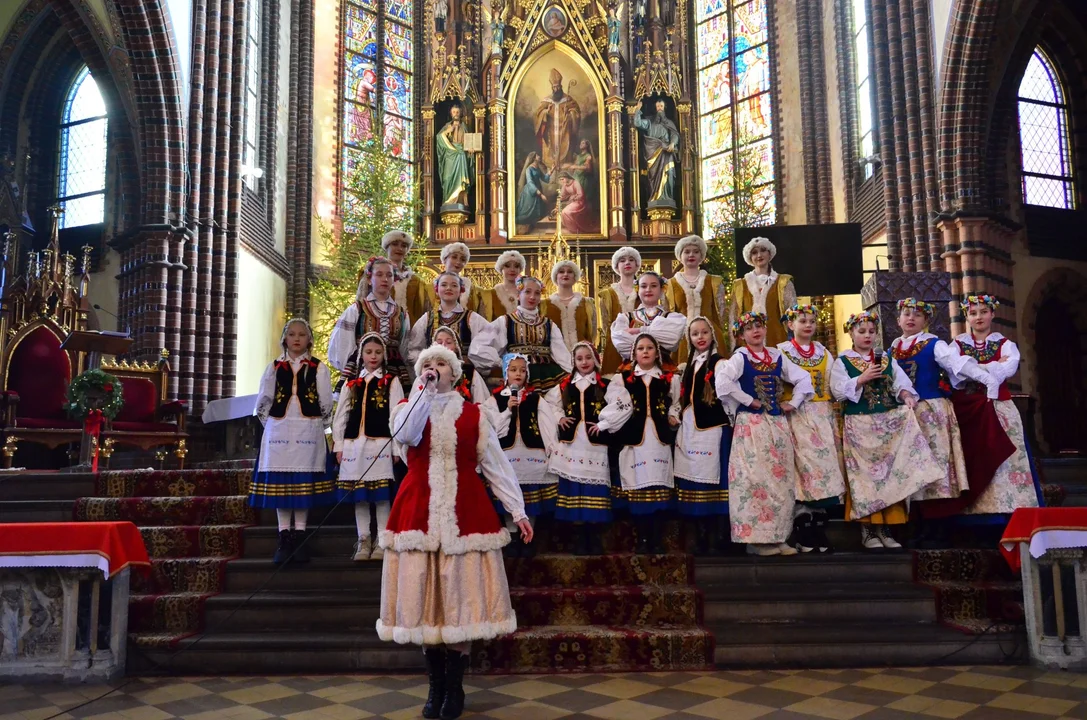 Koncert kolęd i pastorałek Zespołu Pieśni i Tańca "Nowa Ruda" w kościele św. Mikołaja [galeria]