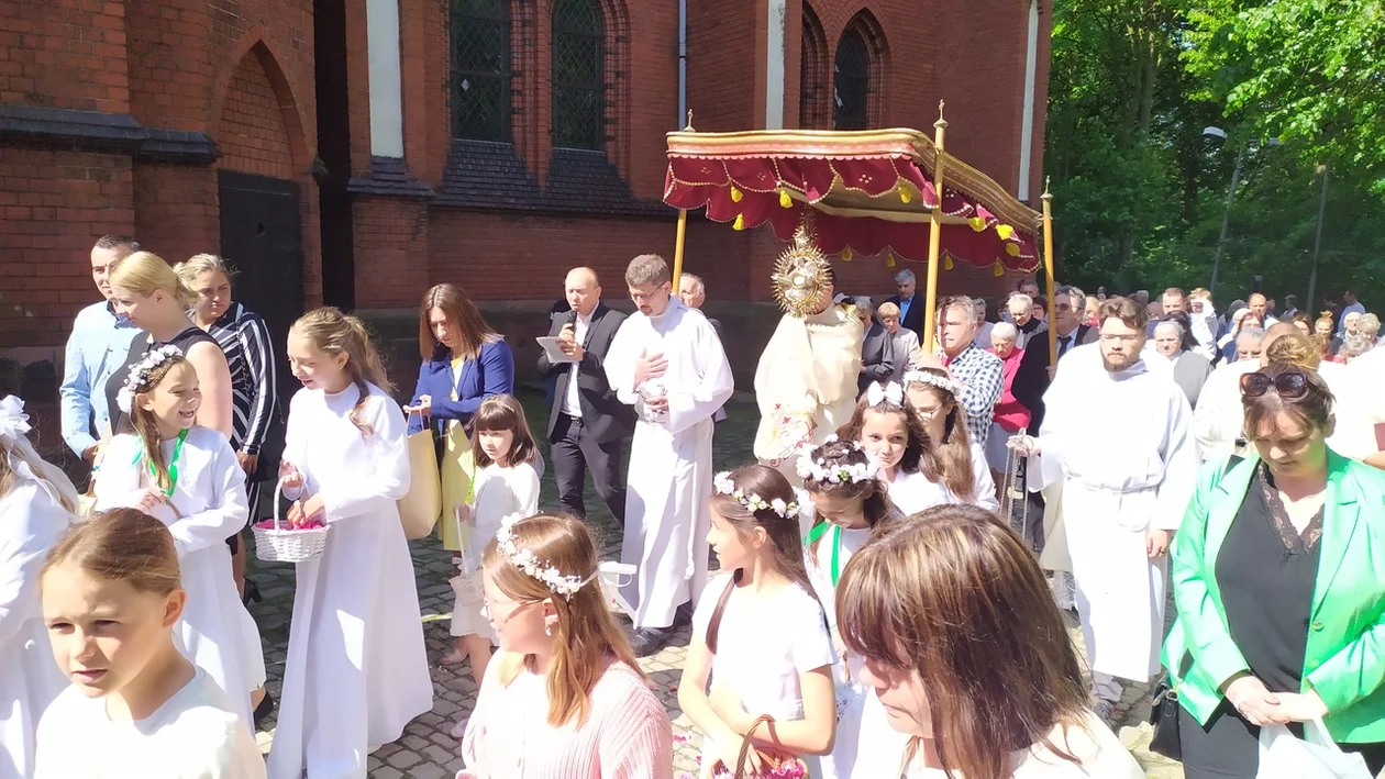 Nowa Ruda. Procesja Bożego Ciała wokół placu kościelnego