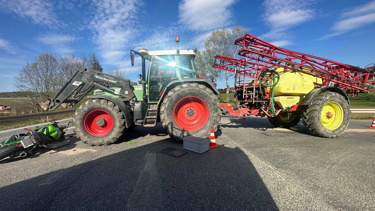 Przyłęk - zderzenie ciągnika z motocyklem na DK8