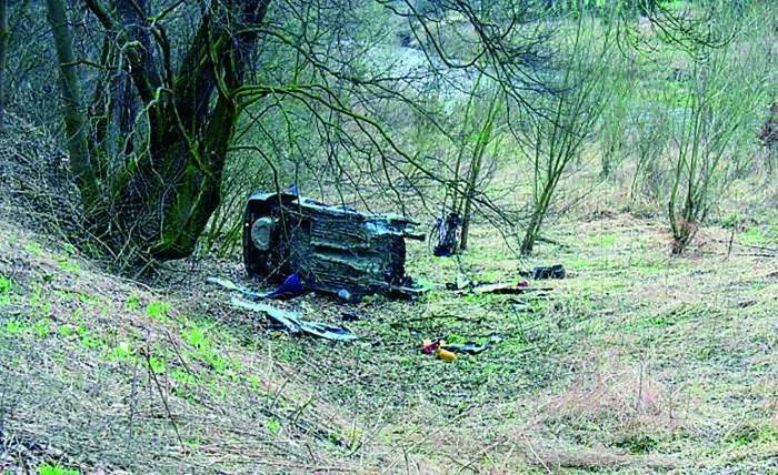 Wraka samochodu leży już trzy lata na skarpie i wszyscy mają to w d...