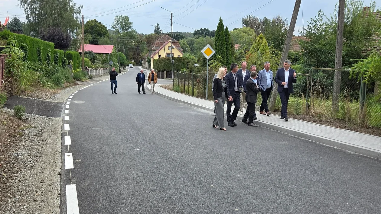Ponad 3,1 mln zł na drogę Brodziszów–Sulisławice. Inwestycja zakończona - Zdjęcie główne
