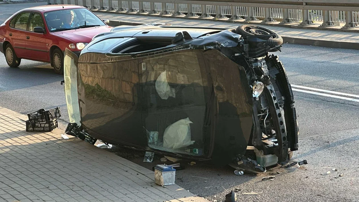 Kłodzko. Uderzył w krawężnik, mur i śmietnik