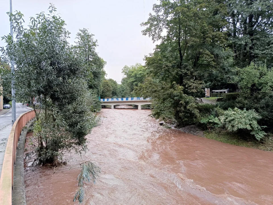 Nowa Ruda. Opada woda w Woliborce i Włodzicy [galeria]