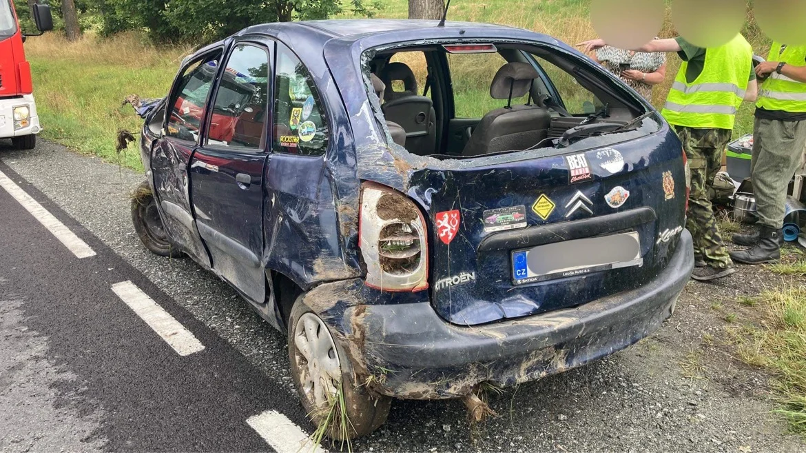 Podzamek. Auto wpadło do rowu, zatrzymując się na dachu