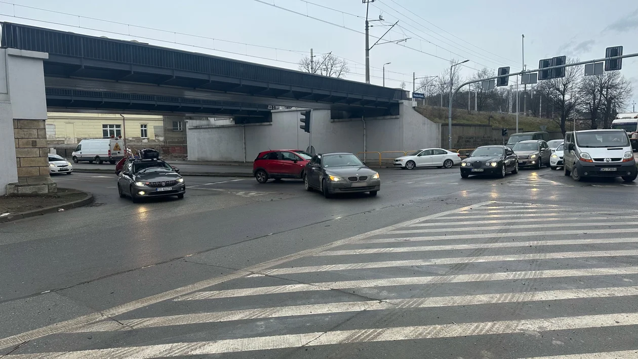 Kłodzko. Kierowca ciężarówki uderzył w BMW [zdjęcia]