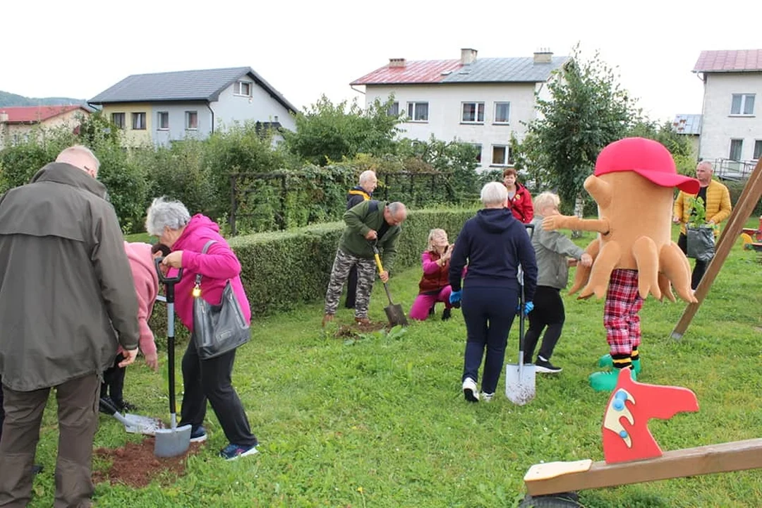 Dzieci wraz z seniorami wspólnie świętowali Dzień Drzewa [galeria]