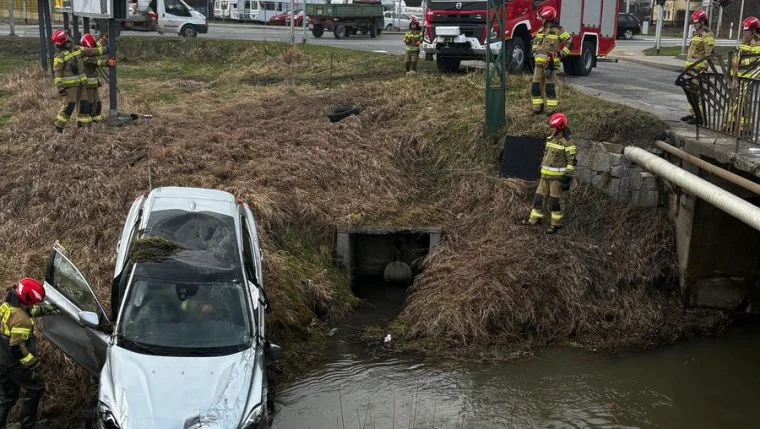 Ząbkowice Śl. Wjechał samochodem do rzeki [FOTO] - Zdjęcie główne