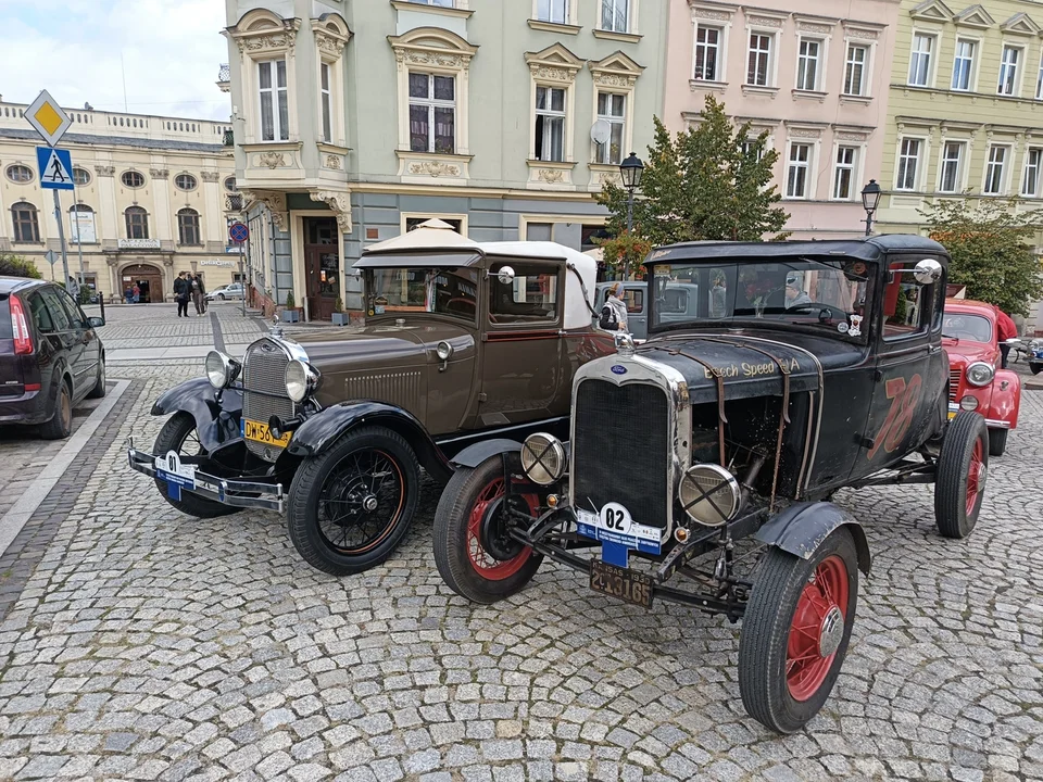 Dziesiątki zabytkowych pojazdów w noworudzkim Rynku [galeria]