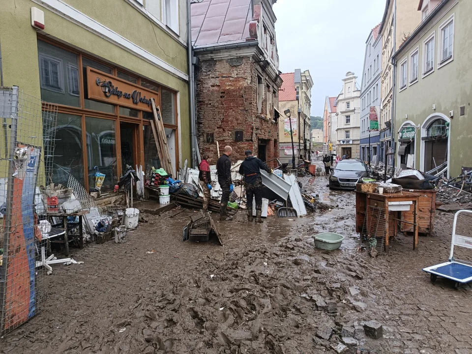 Kłodzko. W deszczu usuwają skutki powodzi [zdjęcia]