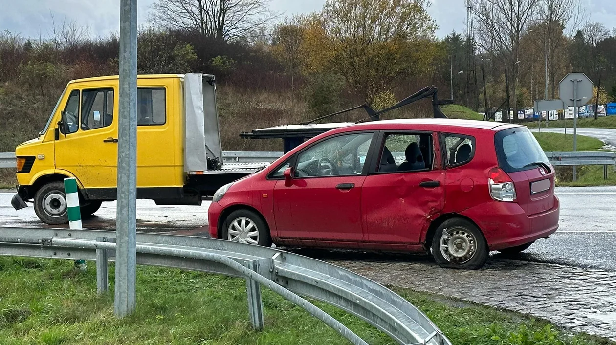 Bystrzyca Kłodzka. Zderzenie na skrzyżowaniu. Dwie osoby trafiły do szpitala