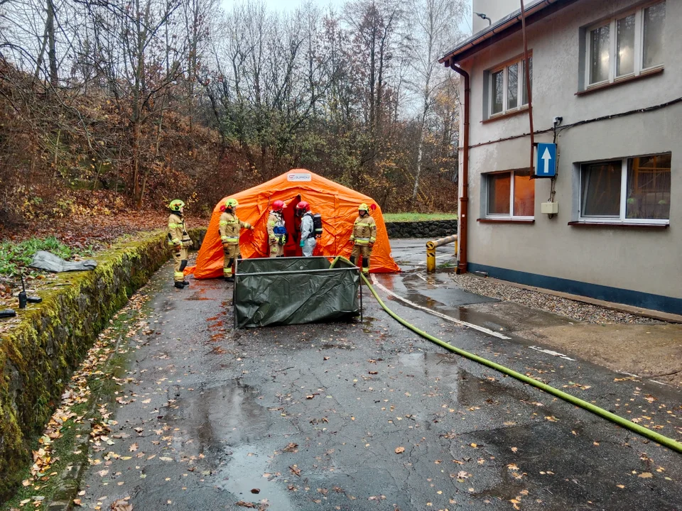 Bystrzyca Kłodzka. Ćwiczenia strażaków na terenie zakładu Mondi