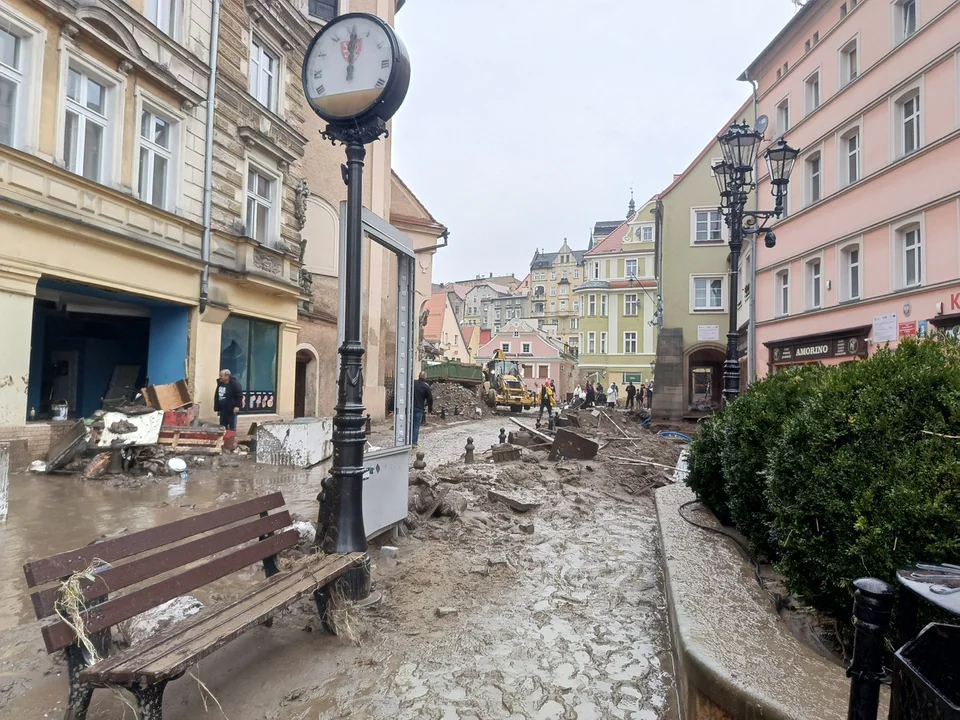 Kłodzko. W deszczu usuwają skutki powodzi [zdjęcia]