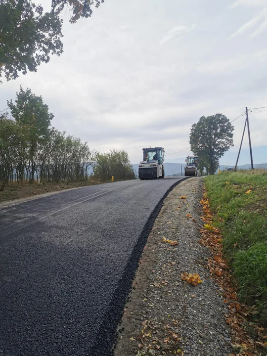 Układają asfalt na drodze Starków – Krosnowice [galeria]