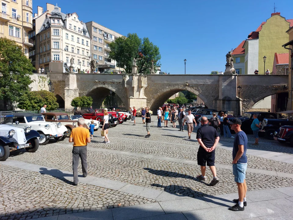 Kłodzko. Zjazd zabytkowych samochodów na placu Miast Partnerskich