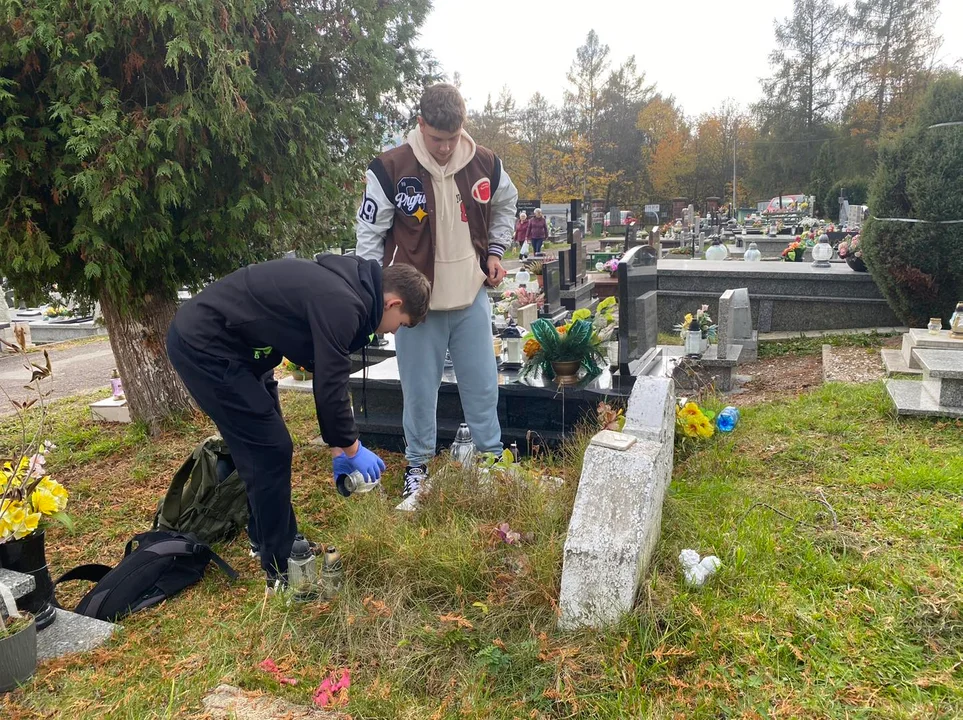 Nowa Ruda. Niesamowity gest uczniów NST przed Świętem Zmarłych uczcili pamięć bohaterów [galeria]