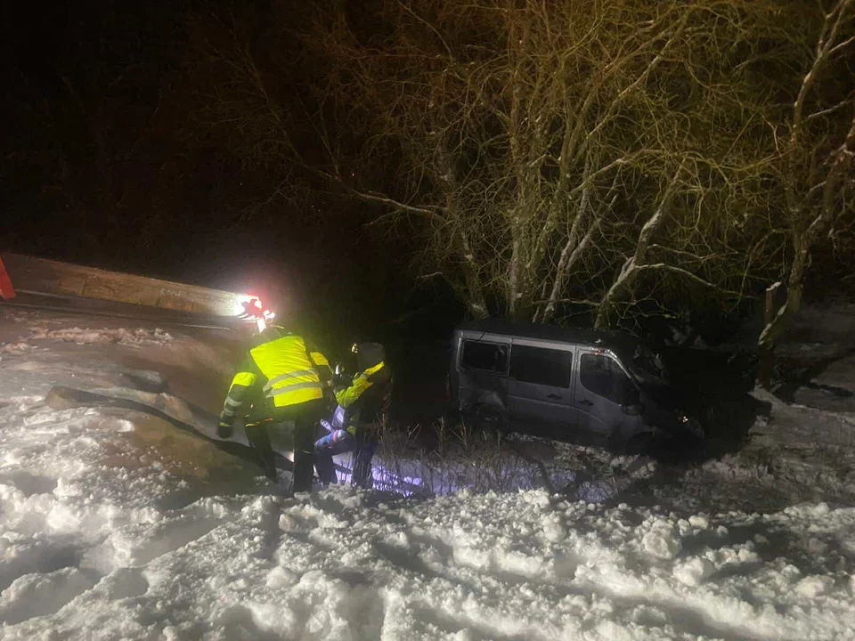 Auto spadło ze skarpy w drodze do Zieleńca [zdjęcia]