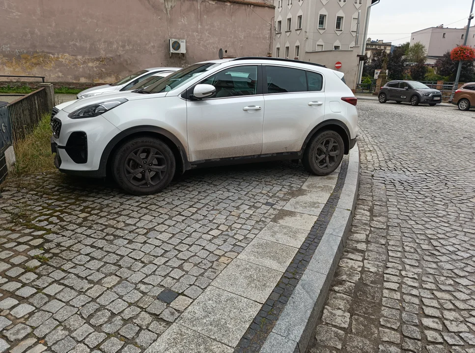 Nowa Ruda. Cwaniaków parkujących, gdzie popadnie nie brakuje - Zdjęcie główne