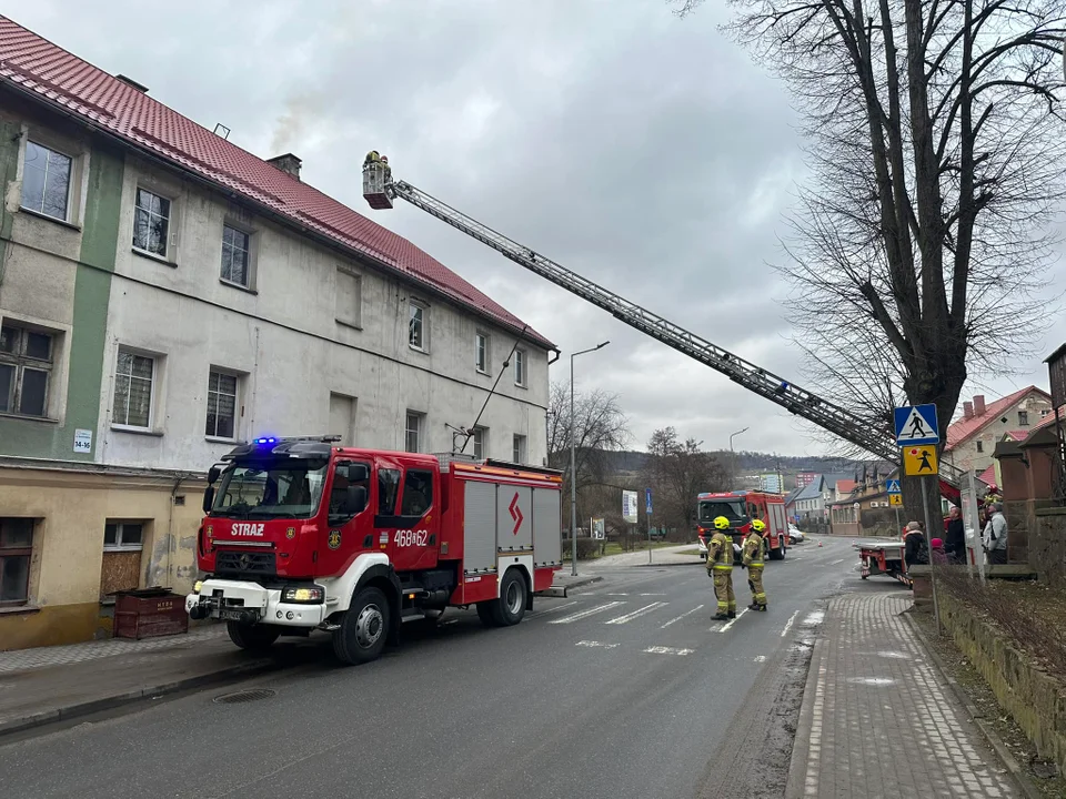 Nowa Ruda. Zima nie odpuszcza - strażacy gaszą pożary sadzy