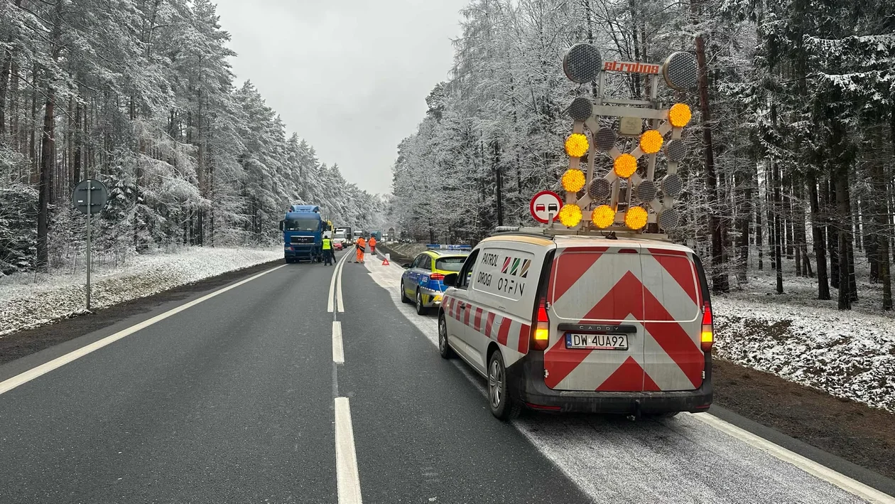 Krajowa Ósemka. Ciężarówka wpadła do rowu [zdjęcia]