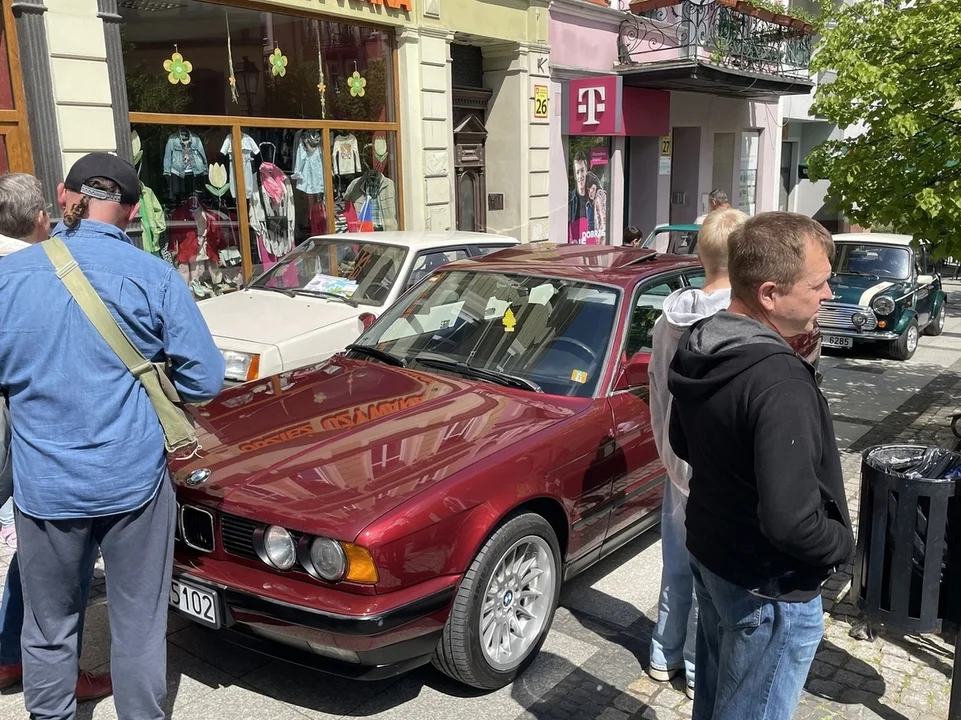 Nowa Ruda. Rynek pełen klasyki -  ósmy zlot zabytkowych pojazdów przyciągnął tłumy