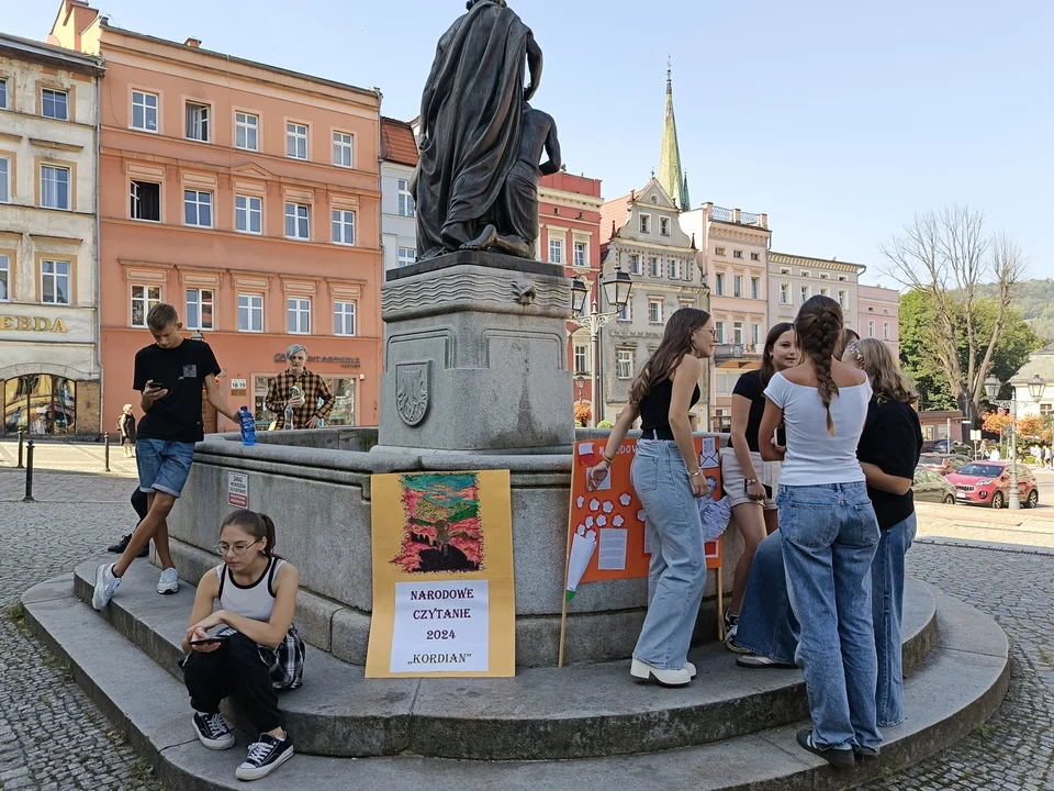 Narodowe Czytanie 2024 w Nowej Rudzie. Młodzież z liceum czytała "Kordiana" na rynku [galeria]