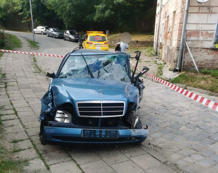 Bystrzyca Kłodzka. Pijany kierowca staranował zaparkowane przy ulicy auto