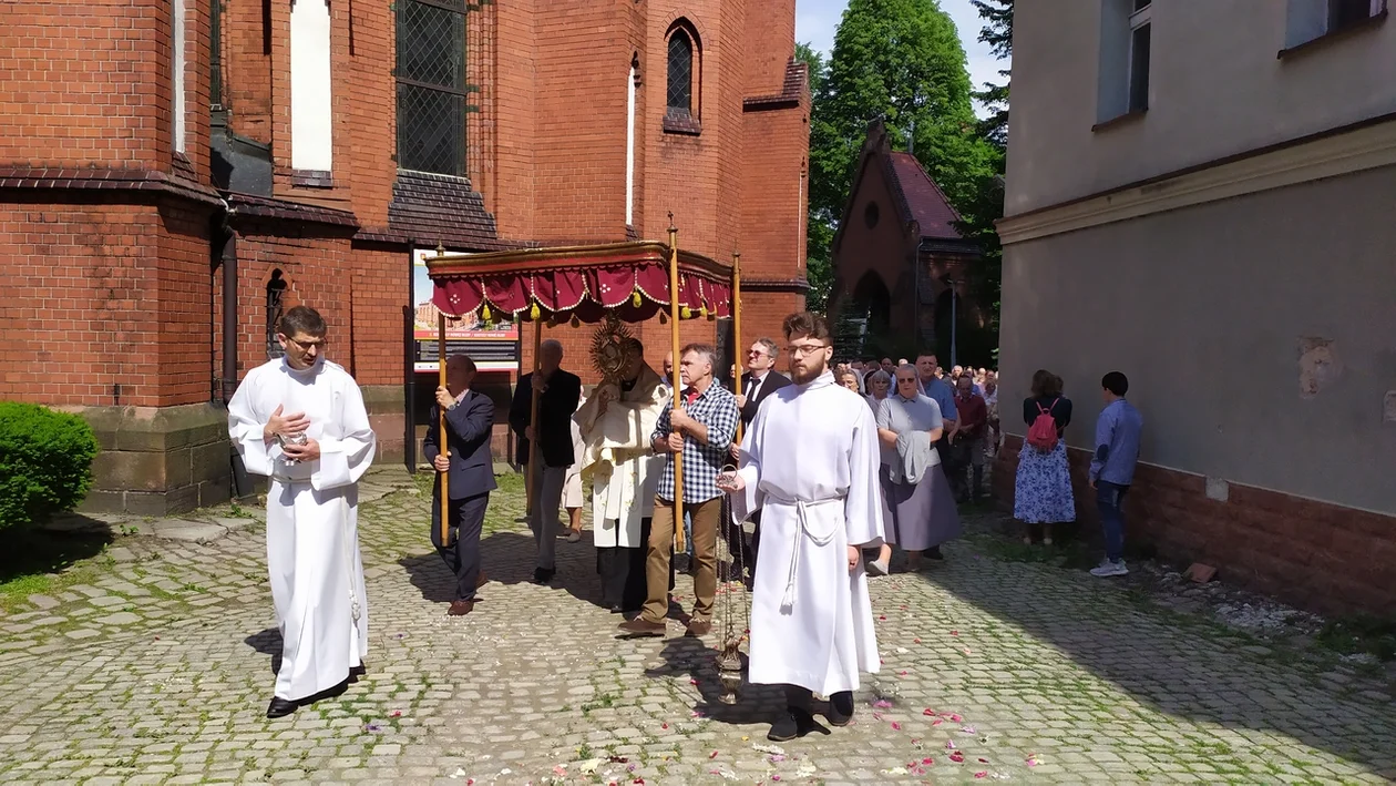 Nowa Ruda. Procesja Bożego Ciała wokół placu kościelnego