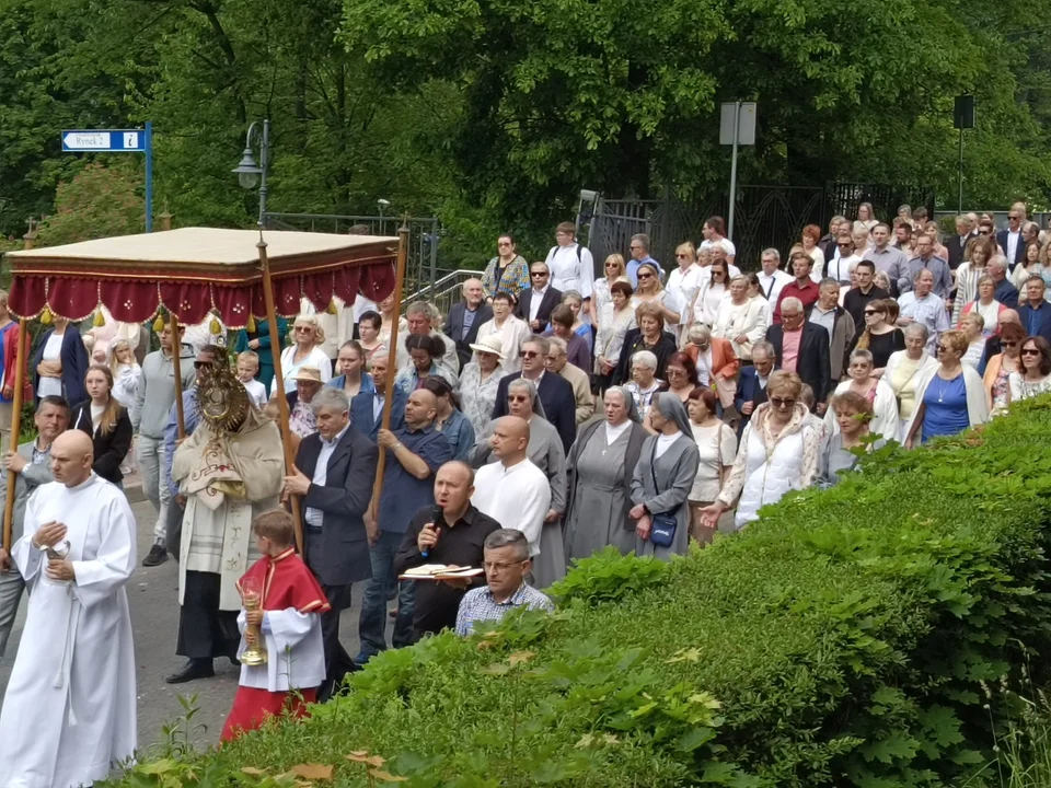 Boże Ciało w Nowej Rudzie. Ulicami przeszła uroczysta procesja [galeria]