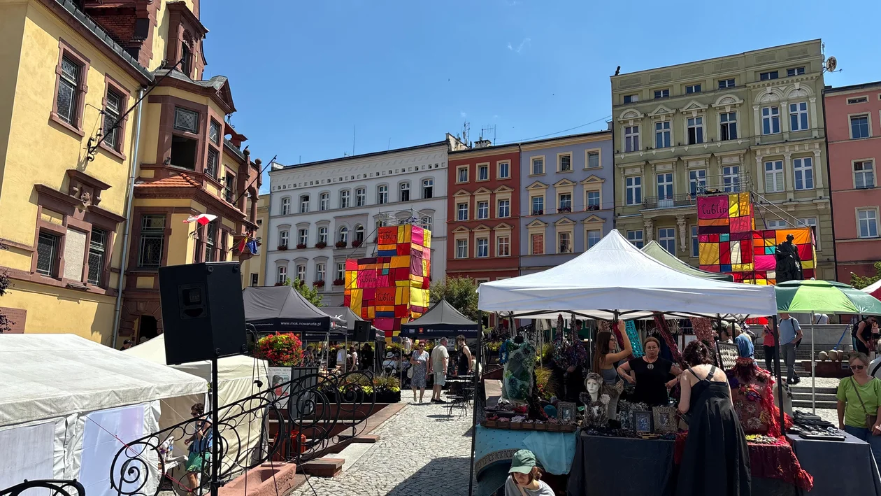 NOWA RUDA. Rynek tętni życiem podczas Festiwalu Góry Literatury. Cyrk, jarmark i tłumy mieszkańców [zdjęcia] - Zdjęcie główne