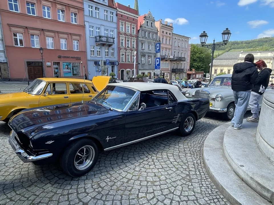 Nowa Ruda. Rynek pełen klasyki -  ósmy zlot zabytkowych pojazdów przyciągnął tłumy