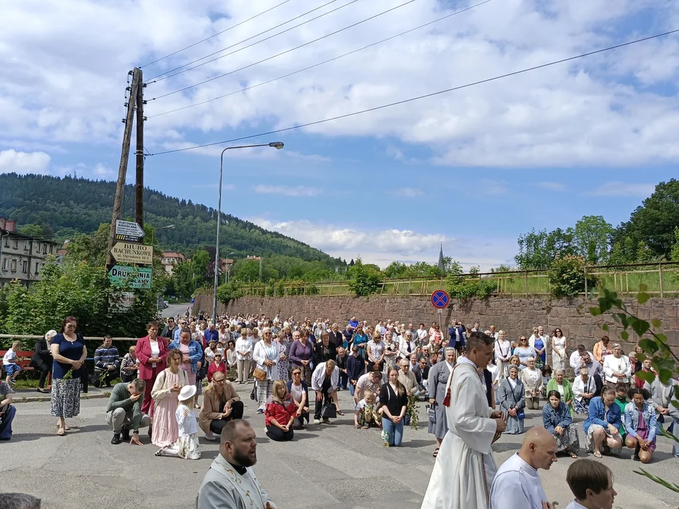 Boże Ciało w Nowej Rudzie. Ulicami przeszła uroczysta procesja [galeria]