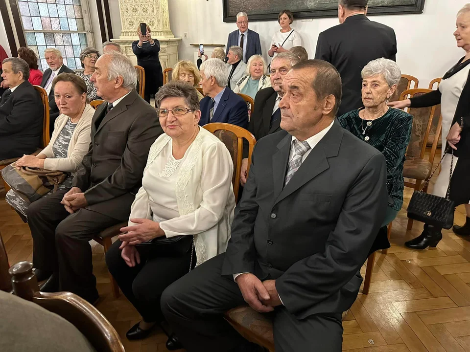 Małżeństwa z Ziębic odebrały odznaki za 50 i 60 lat nieprzerwanego i wyjątkowego pożycia małżeńskiego