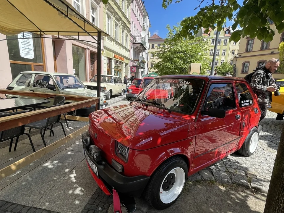 Nowa Ruda. Rynek pełen klasyki -  ósmy zlot zabytkowych pojazdów przyciągnął tłumy