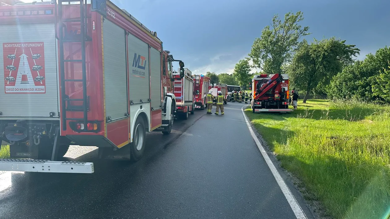 Chocieszów. Kierowca toyoty uderzył w autobus [zdjęcia]